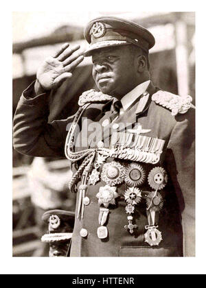 Idi Amin Dada Presidente dell Uganda 1971-1979 indossando auto assegnato medaglie per il valor e servizio Foto Stock