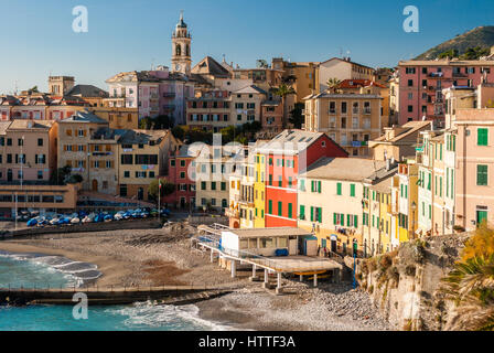 Tipiche case colorate nel lungomare di Bogliasco, vicino a Genova Foto Stock