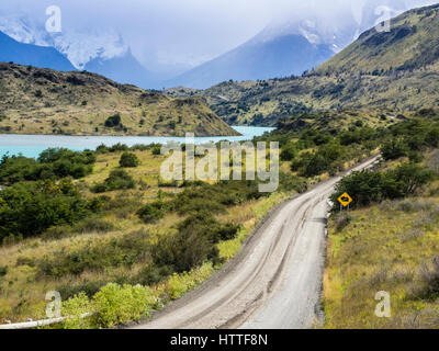 Strada lungo Lago El Toro, Paine Corna in background, Torres del Paine, Patagonia, Cile Foto Stock