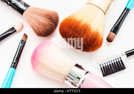 Make-up spazzole su sfondo bianco. Foto Stock