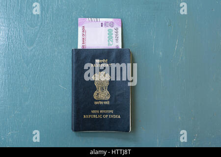 Close-up di passaporto indiano e american venti le fatture del dollaro su sfondo semplice Foto Stock