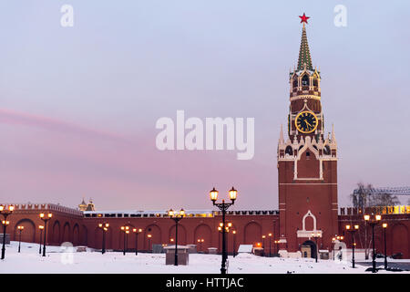 Vista iconica della torre Spasskaya e pareti del Cremlino al tramonto, Mosca Foto Stock