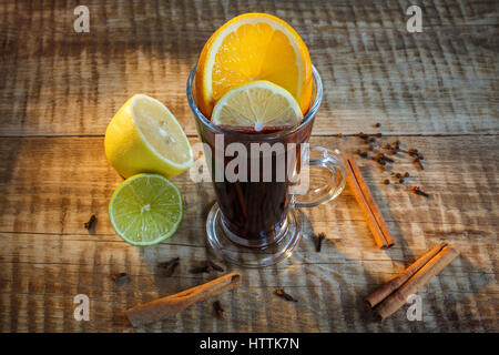 Tè nero con limone e menta. Tè nero con limone e zenzero e cannella. Foto Stock