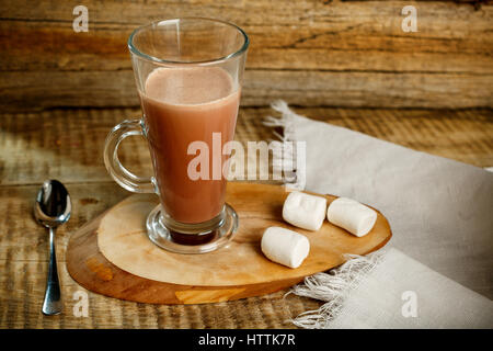 Caffè con latte, caffè, caffè in grani, tono scuro, dell'immagine messa a fuoco selettiva. Foto Stock