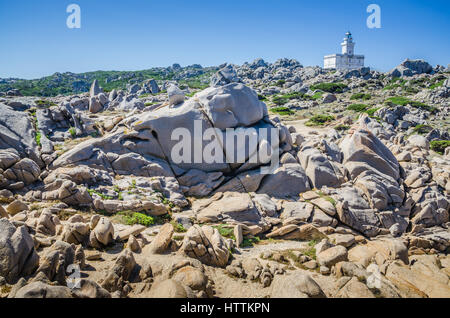 White faro di Capo Testa nel nord Sardegna, Hudge rocce di granito nella parte anteriore Foto Stock