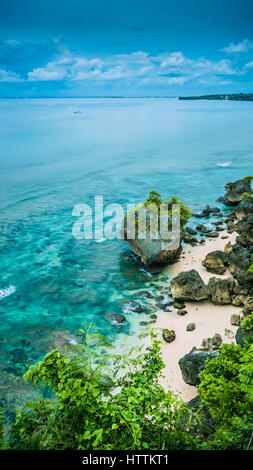 Roccia sulla spiaggia impossibile nella luce della sera, Bali Indonesia Foto Stock