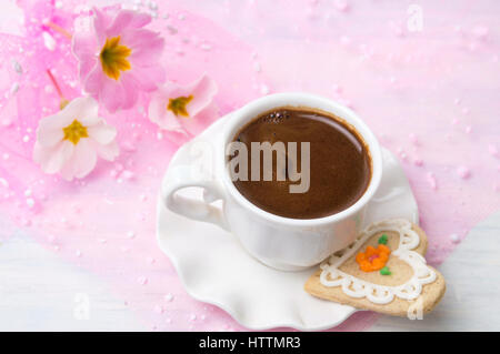 Tazza di caffè a forma di cuore cookie sul tessuto rosa Foto Stock