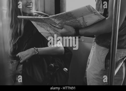 Coppie che viaggiano all'interno del treno della metropolitana Foto Stock