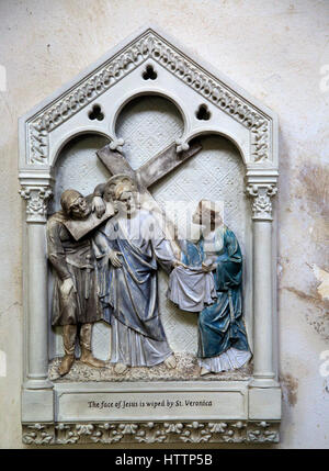 Il volto di Gesù è detersa da Saint Veronica, le stazioni della croce, Ufford chiesa, Suffolk, Inghilterra, Regno Unito Foto Stock