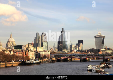 Vista dello Skyline di edifici sulla sponda nord del fiume Thames, London City, England, Regno Unito Foto Stock