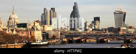 Vista dello Skyline di edifici sulla sponda nord del fiume Thames, London City, England, Regno Unito Foto Stock