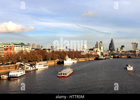 Vista dello Skyline di edifici sulla sponda nord del fiume Thames, London City, England, Regno Unito Foto Stock