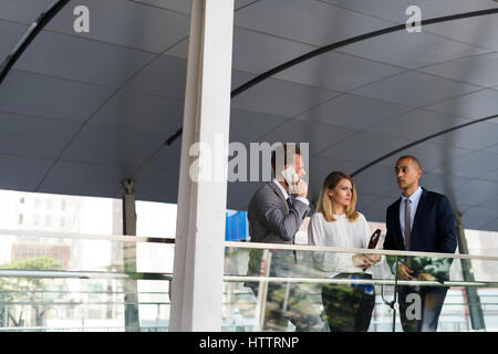 Gli imprenditori uomini donne parlare chiamata telefonica Foto Stock