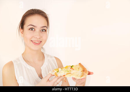 Donna felice presenta pizza su sfondo bianco con copyspace Foto Stock