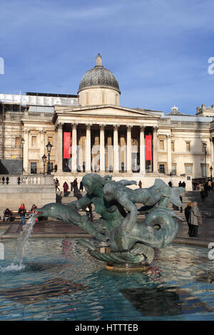 Le fontane di acqua con i turisti, Trafalgar Square, City Of Westminster, Inghilterra, London, Regno Unito Foto Stock