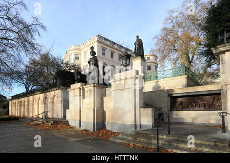 Statue di Elisabetta Regina madre e il re George VI, giardini Carlton, Pall Mall, il centro di Londra, Inghilterra Foto Stock