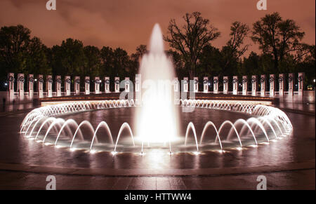 Washington DC, Stati Uniti d'America - 28 Aprile 2014: fontane al Memoriale della Seconda Guerra Mondiale Foto Stock