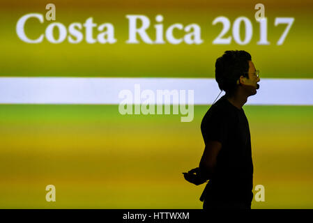 Stiven Kerestegian durante la terza e ultima giornata di conferenze del FID 7, 'Festival Internacional de Diseño' in La Antigua Aduana, San José di Costa Rica Foto Stock