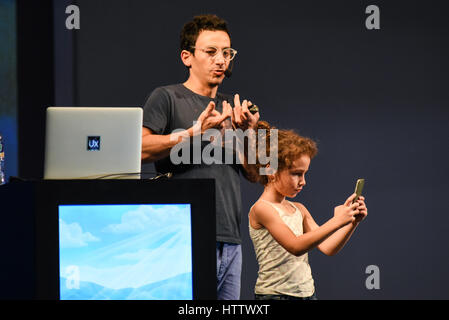 Stiven Kerestegian durante la terza e ultima giornata di conferenze del FID 7, 'Festival Internacional de Diseño' in La Antigua Aduana, San José di Costa Rica Foto Stock