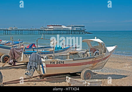 Cromer Pier e barche da pesca Beach, Norfolk, East Anglia, Inghilterra, Foto Stock