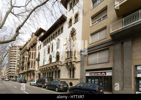 Vista del Passeig de Sant Joan e Palau Macaya dall'architetto Josep Puig a Barcellona, in Catalogna, Spagna. Foto Stock