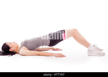 Asian ragazza adolescente facendo esercizio di stretching Foto Stock