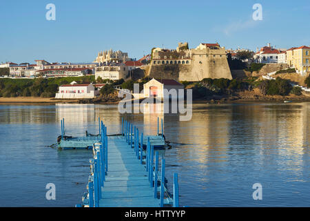 Blue molo sul Fiume Mira e Vila nova de Milfontes, Alentejo, Portogallo. Vista del castello. Foto Stock