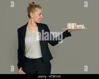 Imprenditrice modello architettonico piano struttura costruita Concept Foto Stock