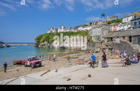 Regno Unito, Sud Ovest Inghilterra, Cornwall, Port Isaac, spiaggia ghiaiosa presso la zona del porto Foto Stock