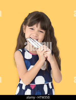 Poco ragazza sorridente mangiare gelato Foto Stock