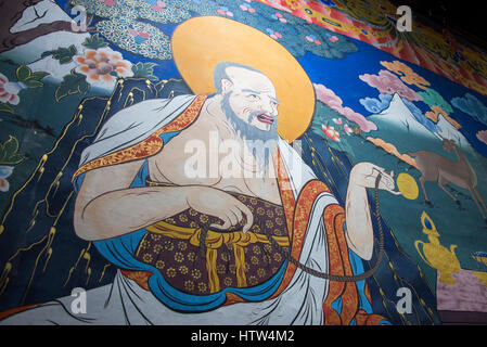 Il Bhutan, Paro, Rinpung Dzong. Colorati dipinti a muro all'interno del grande del XV secolo il monastero buddista e fortezza. Lista propositiva per inclusione dell'UNESCO Foto Stock