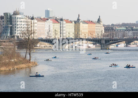 I turisti in pedalò nel fiume Moldava, Praga, Repubblica Ceca, Europa Foto Stock