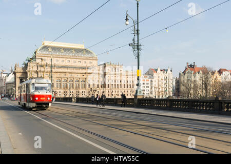 Una fermata del tram che attraversa la legione ponte di Praga, con il Teatro Nazionale di sfondo. Praga, Repubblica Ceca Foto Stock