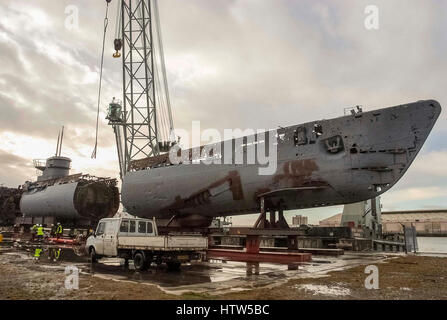 Sommergibile Merseytravel U 534 viene tagliato in pezzi a Birkenhead docks. sommergibile Foto Stock