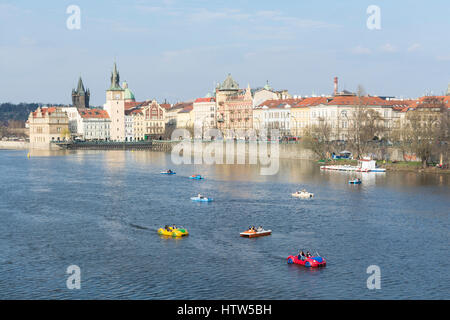 I turisti in pedalò nel fiume Moldava, Praga, Repubblica Ceca, Europa Foto Stock