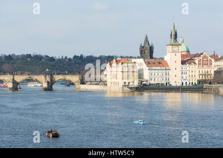 I turisti in pedalò nel fiume Moldava, Praga, Repubblica Ceca, Europa Foto Stock