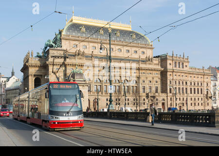 Il Tram 22 attraversando la legione ponte di Praga, con il Teatro Nazionale di sfondo. Praga, Repubblica Ceca Foto Stock