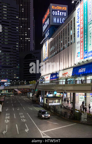 TOKYO, Giappone - CIRCA APR, 2013: Fotocamera Bic Inc store è sul Odakyu elettrica ferroviaria. L'esterno del palazzo di notte. Si tratta di un famoso electronics reta Foto Stock