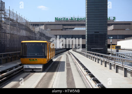 NARITA, Giappone - CIRCA APR, 2013: il Narita Airport Terminal 2 il vecchio sistema Shuttle. Esso è stato interrotto nel mese di settembre, 2013. Narita International Airpor Foto Stock