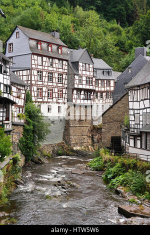 Il fiume Rur in Monschau, Nord Reno-Westfalia, Germania Foto Stock