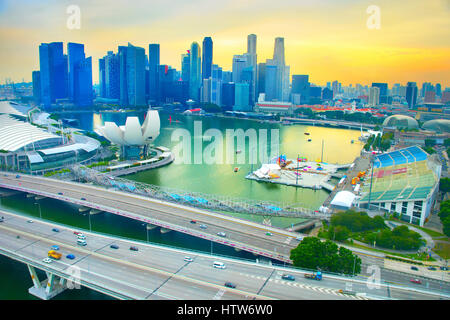 Vista dal Singapore Flyer a Singapore Downtown al tramonto Foto Stock
