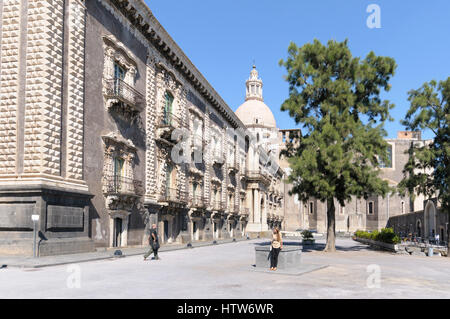 Il monastero benedettino di San Nicolò l'Arena ora il Dipartimento di Scienze Umanistiche, Università degli Studi di Catania, Sicilia, Italia. Foto Stock