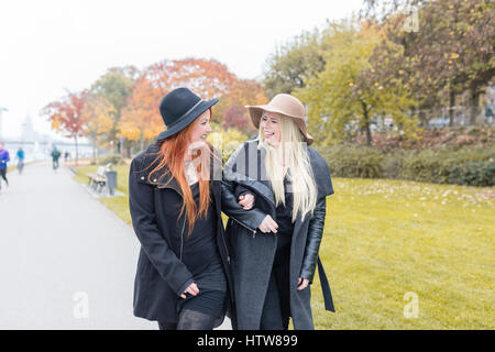 Amici andare per un camminare insieme Foto Stock