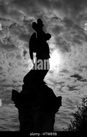 Elaborare headstone stagliano contro un cielo nuvoloso al cimitero di Warrington Foto Stock