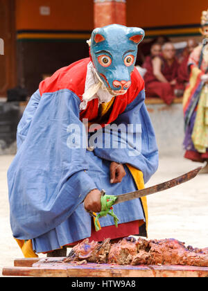 Lamayuru, India - 17 Giugno 2012: Monk in maschera esegue il sacrificio rituale su una religiosa mascherata e costume Cham Dance Festival del buddismo tibetano in Foto Stock