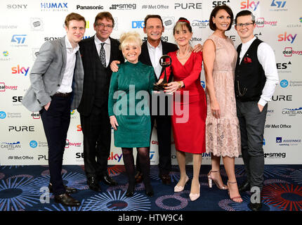 Eastenders cast con il premio per il sapone TV dell'anno durante il 2017 la televisione e la Radio Industries Club Awards, Grosvenor House, Park Lane a Londra. Foto Stock