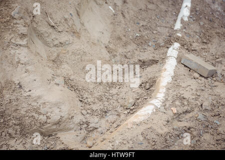 Tubo di drenaggio sotto il fango Foto Stock