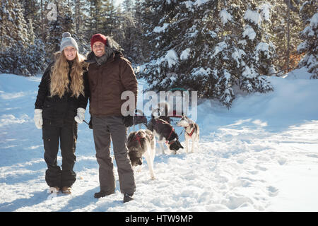 Ritratto di mushers sorridente in piedi con lo slittino Foto Stock