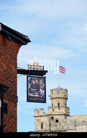LINCOLN UK 11 LUGLIO 2015: la Magna charta pub segno con castello in background Foto Stock