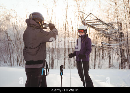 Sciatore uomo donna fotografare in ski resort Foto Stock